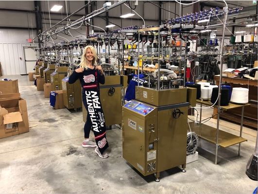 Máquina de tejido circular para la producción de bufandas de fútbol y sombreros de invierno en talleres de reparación