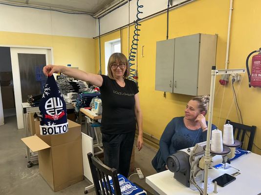 Máquina de coser industrial profesional Opek 300HS perfecta para la producción de sombreros