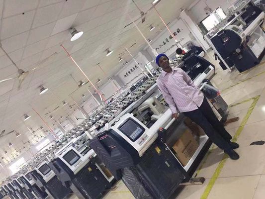 Producción de suéteres con máquina de tejer plana informática profesional