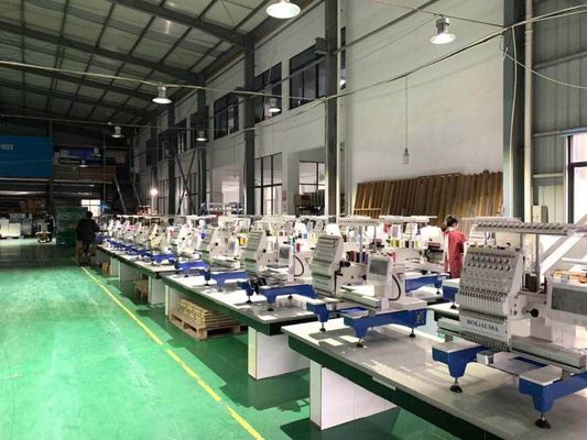precisión Cambio automático de color y recortador Máquina de bordado por ordenador con 4 cabezas