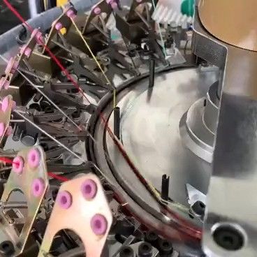 2023 Máquina de fabricación de gorros completamente computarizada 325 KG para soluciones de marca personalizadas